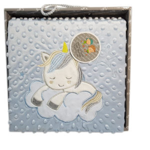 Manta bebé con topitos y unicornio bordado, suave y cómoda azul